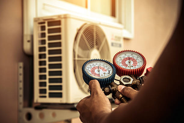 Professional Hvac technician working in Alexandria, VA